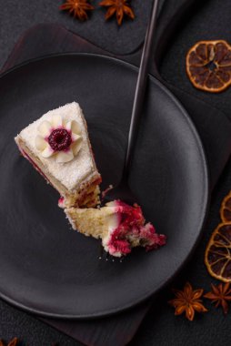 Üzerinde hindistancevizi serpiştirilmiş ahududu reçeli, koyu beton kaplama tatlı bir pasta.