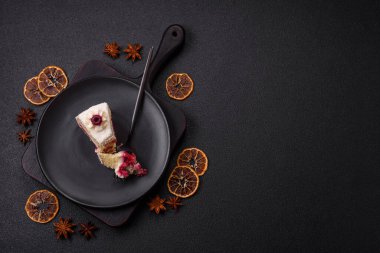 Üzerinde hindistancevizi serpiştirilmiş ahududu reçeli, koyu beton kaplama tatlı bir pasta.