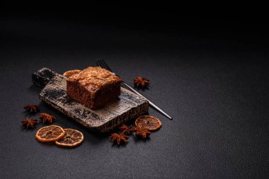 Koyu dokuda kare şeklinde çikolatalı kek.