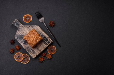 Koyu dokuda kare şeklinde çikolatalı kek.