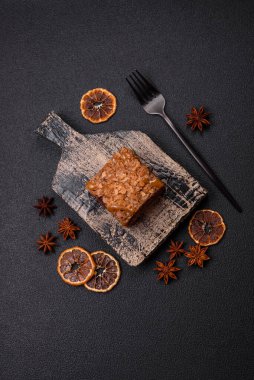 Koyu dokuda kare şeklinde çikolatalı kek.