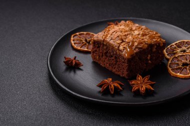 Koyu dokuda kare şeklinde çikolatalı kek.