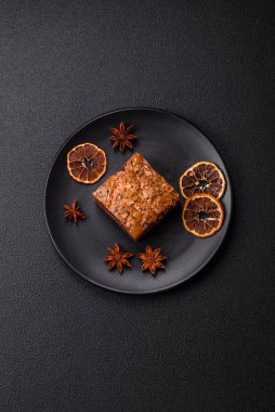 Koyu dokuda kare şeklinde çikolatalı kek.