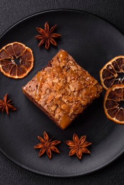 Koyu dokuda kare şeklinde çikolatalı kek.