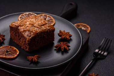 Koyu dokuda kare şeklinde çikolatalı kek.