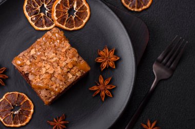 Koyu dokuda kare şeklinde çikolatalı kek.