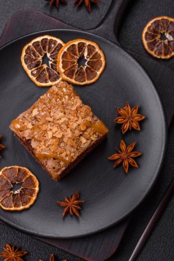 Koyu dokuda kare şeklinde çikolatalı kek.