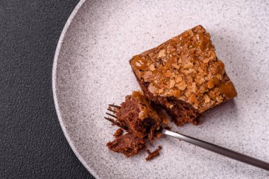 Koyu dokuda kare şeklinde çikolatalı kek.