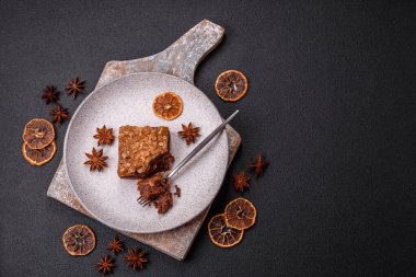 Koyu dokuda kare şeklinde çikolatalı kek.