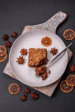 Koyu dokuda kare şeklinde çikolatalı kek.