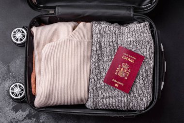 Uluslararası pasaportlu bavullu bir İspanya vatandaşı, havaalanından kalkış, uluslararası seyahat