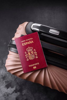 Uluslararası pasaportlu bavullu bir İspanya vatandaşı, havaalanından kalkış, uluslararası seyahat