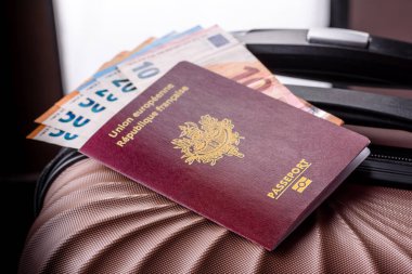 Uluslararası pasaportlu bavullu bir Fransız vatandaşı, havaalanından kalkış, uluslararası seyahat