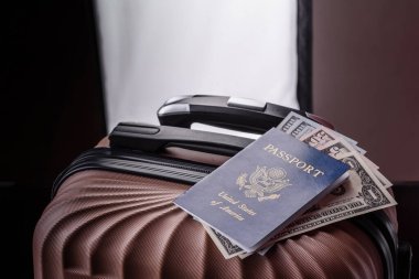 Uluslararası pasaportlu bavullu bir Amerikan vatandaşı, havaalanından kalkış, uluslararası seyahat