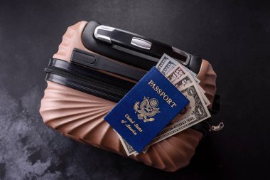 Uluslararası pasaportlu bavullu bir Amerikan vatandaşı, havaalanından kalkış, uluslararası seyahat