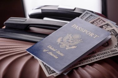 Uluslararası pasaportlu bavullu bir Amerikan vatandaşı, havaalanından kalkış, uluslararası seyahat