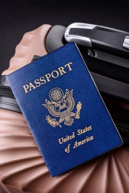 Uluslararası pasaportlu bavullu bir Amerikan vatandaşı, havaalanından kalkış, uluslararası seyahat