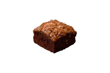 Beyaz arka planda kare şeklinde çikolatalı kek.