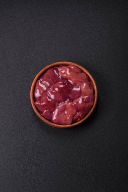 Taze çiğ tavuk ya da tuz, baharat ve çimento kaplı sığır ciğeri.