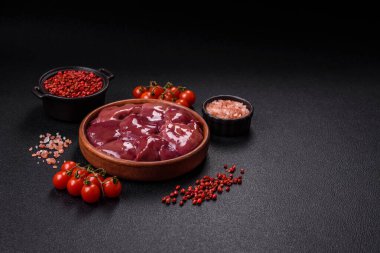 Taze çiğ tavuk ya da tuz, baharat ve çimento kaplı sığır ciğeri.