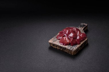 Taze çiğ tavuk ya da tuz, baharat ve çimento kaplı sığır ciğeri.