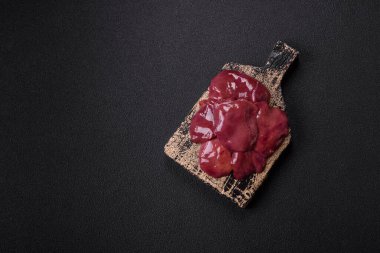 Taze çiğ tavuk ya da tuz, baharat ve çimento kaplı sığır ciğeri.