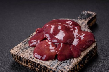 Taze çiğ tavuk ya da tuz, baharat ve çimento kaplı sığır ciğeri.