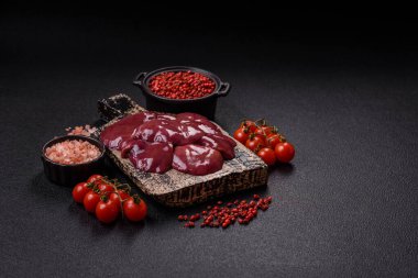 Taze çiğ tavuk ya da tuz, baharat ve çimento kaplı sığır ciğeri.