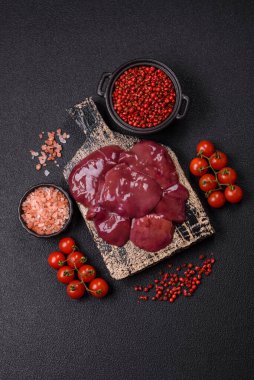 Taze çiğ tavuk ya da tuz, baharat ve çimento kaplı sığır ciğeri.