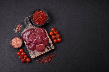 Taze çiğ tavuk ya da tuz, baharat ve çimento kaplı sığır ciğeri.