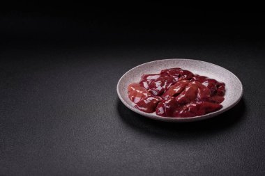 Taze çiğ tavuk ya da tuz, baharat ve çimento kaplı sığır ciğeri.