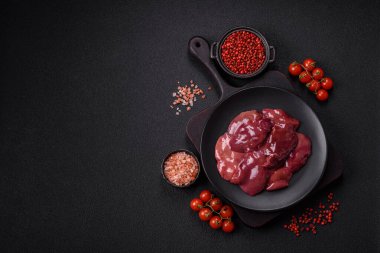 Taze çiğ tavuk ya da tuz, baharat ve çimento kaplı sığır ciğeri.