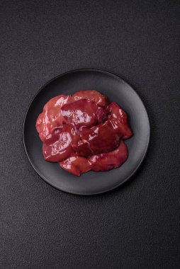 Taze çiğ tavuk ya da tuz, baharat ve çimento kaplı sığır ciğeri.