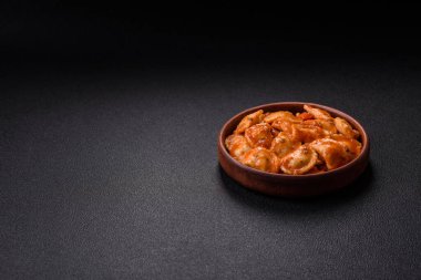 Etli Ravioli ya da seramik tabakta ricotta, tuz ve baharatlı vejetaryen.