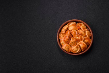 Etli Ravioli ya da seramik tabakta ricotta, tuz ve baharatlı vejetaryen.