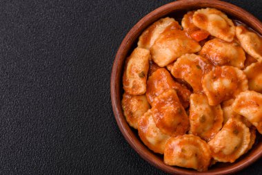 Etli Ravioli ya da seramik tabakta ricotta, tuz ve baharatlı vejetaryen.