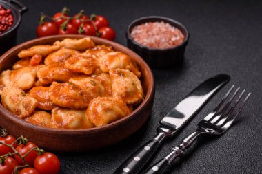 Etli Ravioli ya da seramik tabakta ricotta, tuz ve baharatlı vejetaryen.