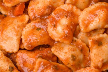 Etli Ravioli ya da seramik tabakta ricotta, tuz ve baharatlı vejetaryen.