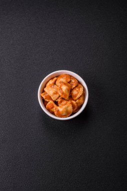 Etli Ravioli ya da seramik tabakta ricotta, tuz ve baharatlı vejetaryen.