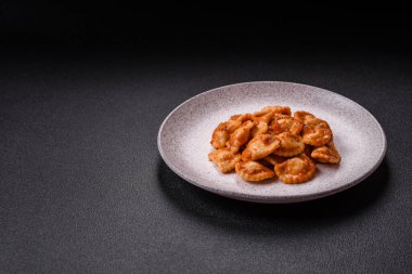 Etli Ravioli ya da seramik tabakta ricotta, tuz ve baharatlı vejetaryen.