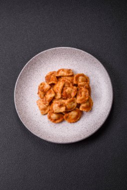 Etli Ravioli ya da seramik tabakta ricotta, tuz ve baharatlı vejetaryen.