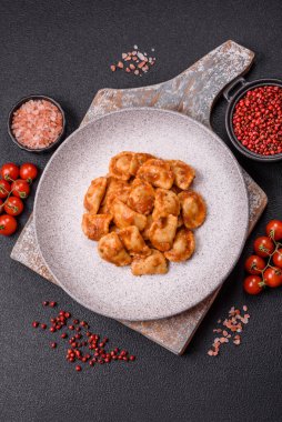 Etli Ravioli ya da seramik tabakta ricotta, tuz ve baharatlı vejetaryen.