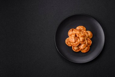 Etli Ravioli ya da seramik tabakta ricotta, tuz ve baharatlı vejetaryen.