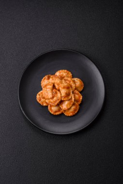 Etli Ravioli ya da seramik tabakta ricotta, tuz ve baharatlı vejetaryen.