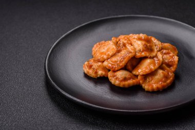 Etli Ravioli ya da seramik tabakta ricotta, tuz ve baharatlı vejetaryen.