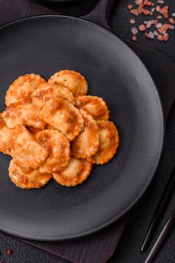 Etli Ravioli ya da seramik tabakta ricotta, tuz ve baharatlı vejetaryen.