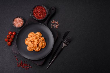 Etli Ravioli ya da seramik tabakta ricotta, tuz ve baharatlı vejetaryen.