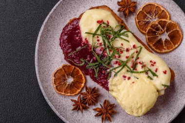 Lezzetli tatlı brioche sandviç, ahududu reçeli ve ricotta kremalı koyu beton arka planda