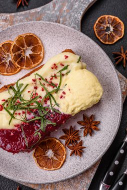 Lezzetli tatlı brioche sandviç, ahududu reçeli ve ricotta kremalı koyu beton arka planda