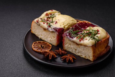 Lezzetli tatlı brioche sandviç, ahududu reçeli ve ricotta kremalı koyu beton arka planda